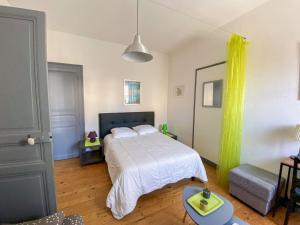 サン・マロにあるApartment Le Continental by Interhomeのベッドルーム(白いベッド1台、緑のカーテン付)