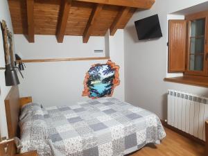En eller flere senge i et værelse på Hostal Rural Iratiko Urkixokoa