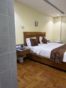 ein Schlafzimmer mit einem Bett und einem Schreibtisch. in der Unterkunft Mansour Plaza Hotel Apartments in Dammam