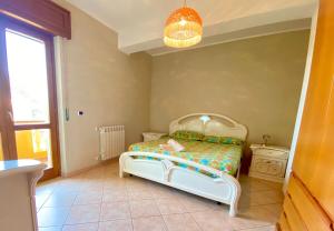 - une chambre avec un lit blanc dans l'établissement B&B Perfetto per famiglia, à Santa Maria del Cedro