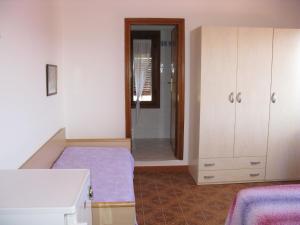 ポルトフェッラーイオにあるApartment Il Seccione-1 by Interhomeのベッド、クローゼット、鏡が備わる客室です。