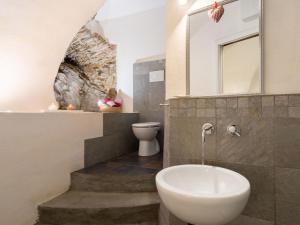 A bathroom at Apartment Mulino Rossi - PTB170 by Interhome Még 16 kép