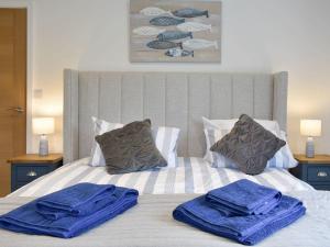 un letto con due asciugamani sopra di Royal Cliff Luxury Apartments - The Bay a Sandown