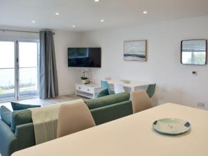 un soggiorno con divano e tavolo di Royal Cliff Luxury Apartments - The Bay a Sandown
