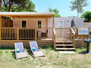 domek z 2 krzesłami i placem zabaw w obiekcie Holiday Home Bella Italia-5 by Interhome w mieście Peschiera del Garda