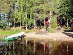 ein Boot im Wasser neben einem Haus in der Unterkunft Chalet Älgnäs - HSL040 by Interhome in Stråtjära
