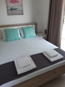 A bed or beds in a room at Apartman Danilo
