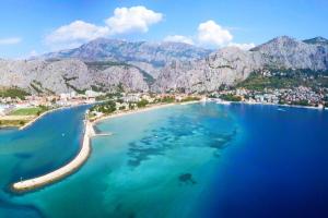 Luftblick auf einen Strand im Wasser in der Unterkunft Golden View Apartment in Duće