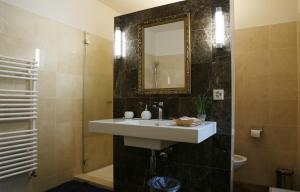 La salle de bains est pourvue d'un lavabo et d'un miroir. dans l'établissement Hotel Lakeview bei Interlaken, à Interlaken