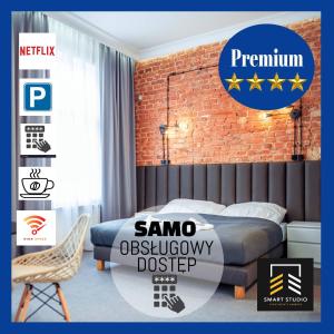 1 dormitorio con cama y pared de ladrillo en SMART STUDIO Apartamenty Kwidzyn, Śniadania, Bezpłatny Parking, Faktury VAT en Kwidzyn