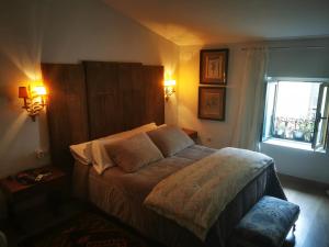 カサール・デ・カセレスにあるCasa Batallaのベッドルーム1室(枕2つ、窓付)