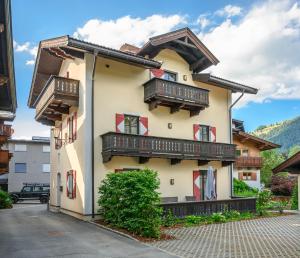 budynek z balkonami z boku w obiekcie STADTVILLA BELLE KITZ im Zentrum mit Sauna by Belle Stay w mieście Kitzbühel