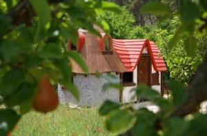 Zahrada ubytování Immaculate 2-Bed Cottage near Krka Waterfalls
