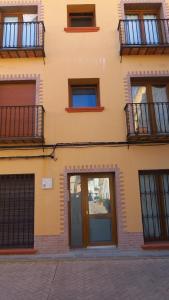 - une façade de bâtiment avec des fenêtres et des balcons dans l'établissement APARTAMENT VALL D´EBO, à Vall de Ebo