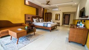 Postel nebo postele na pokoji v ubytování Hotel Sonar Bangla Tarapith
