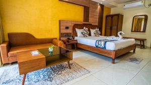 Postel nebo postele na pokoji v ubytování Hotel Sonar Bangla Tarapith
