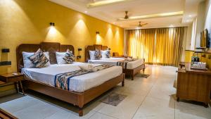 Postel nebo postele na pokoji v ubytování Hotel Sonar Bangla Tarapith