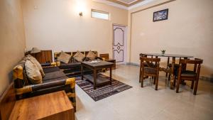 Posezení v ubytování Hotel Sonar Bangla Tarapith