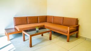 Posezení v ubytování Hotel Sonar Bangla Tarapith