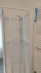 een glazen douchecabine in de badkamer met bij Donatella House in Piove di Sacco