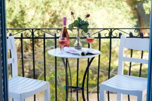 - une table avec 2 verres et une bouteille de vin dans l'établissement Prince Studios, à Sami