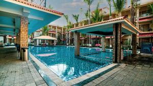 Bazén v ubytování Hotel Sonar Bangla Tarapith nebo v jeho okolí