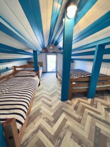 Cette chambre dispose de deux lits et d'un plafond bleu. dans l'établissement Petite maison de vacance très proches de la mer, à Saint-Malo