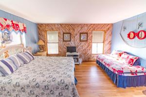 Gallery image of Hunter's Haven, 2 Bedrooms, Sleeps 6, Ocean Front, Pet Friendly in Crescent Beach