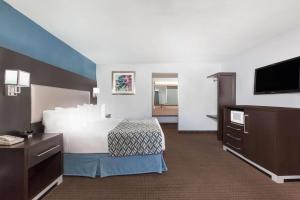 Un pat sau paturi într-o cameră la Days Inn by Wyndham Austin/University/Downtown