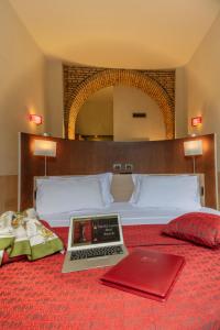 Postel nebo postele na pokoji v ubytování Kolbe Hotel Rome
