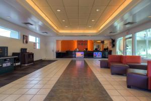 a waiting room with red chairs in a hospital at Motel 6-Las Vegas, NV - Tropicana in Las Vegas