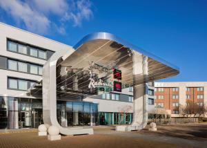 ein großes Gebäude mit einer großen Glasfassade in der Unterkunft Radisson Hotel and Conference Centre London Heathrow in Hillingdon