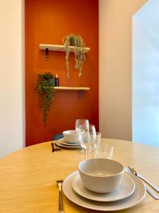 Una mesa con platos y copas de vino encima. en L'Arizona, en Saint-Étienne