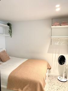 1 dormitorio con 1 cama en una habitación blanca en Theodore Oostende-zorgeloos genieten in stijl op de perfecte locatie en Ostende