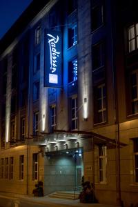 budynek z niebieskim znakiem na boku w obiekcie Radisson Blu Hotel Wroclaw we Wrocławiu