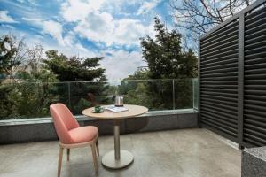 einen Tisch und zwei Stühle auf einem Balkon mit Aussicht in der Unterkunft Radisson Hotel Istanbul Harbiye in Istanbul