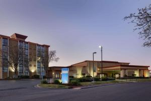 uma representação da frente de um hotel em Wyndham Sacramento em Sacramento