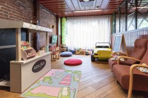 勞馬的住宿－Scandic Rauma，儿童间配有沙发和桌子