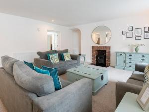 Pass the Keys Recently Refurbished Lovely 5 Bedroom House