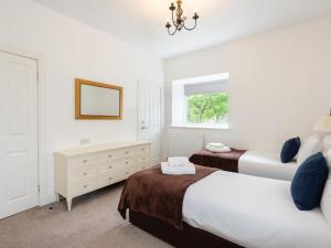 Pass the Keys Recently Refurbished Lovely 5 Bedroom House
