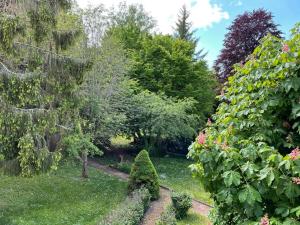 Ein Garten an der Unterkunft Maison de campagne familiale sur la route des Châteaux