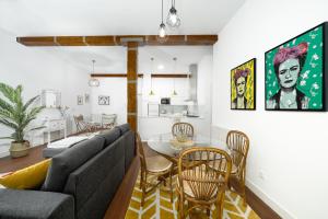 ein Wohn- und Esszimmer mit einer Couch und einem Tisch in der Unterkunft SANTANDER CENTRO in Santander