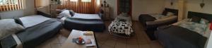 Sala de estar con 2 sofás y mesa en Borálom Stúdió Apartman Tokaj en Tokaj