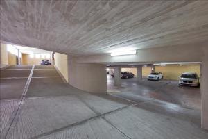een lege parkeergarage met auto's erin geparkeerd bij Executive Inn Boutique Hotel in Brindisi