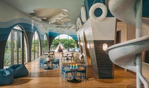 Posezení v ubytování Kimpton Kitalay Samui by IHG