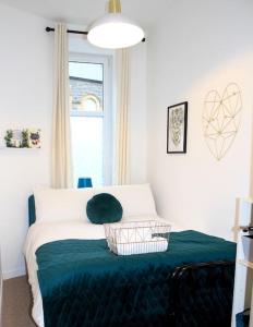 *New* Central, modern, bright, g/f flat *free wifi
