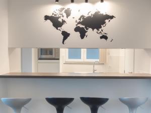 eine Weltkarte, die an einer Küchenwand gestaltet ist in der Unterkunft Apartment Ocean by Interhome in Bredene