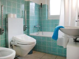 Ένα μπάνιο στο Apartment Residenza Lido Apparment 11 by Interhome