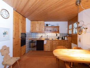 Kuchyň nebo kuchyňský kout v ubytování Apartment Schweizerhof Drescher by Interhome