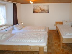 Habitación con 4 camas y una foto de un ciervo. en Holiday Home Hexenstüble by Interhome, en Simonswald